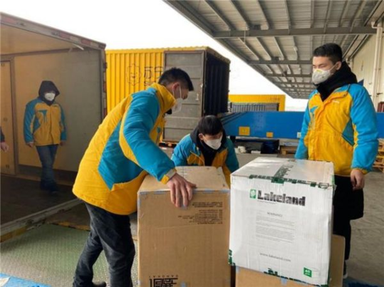 蘇寧捐贈(zèng)的防疫物資正在裝車，準(zhǔn)備前往疫情中心武漢