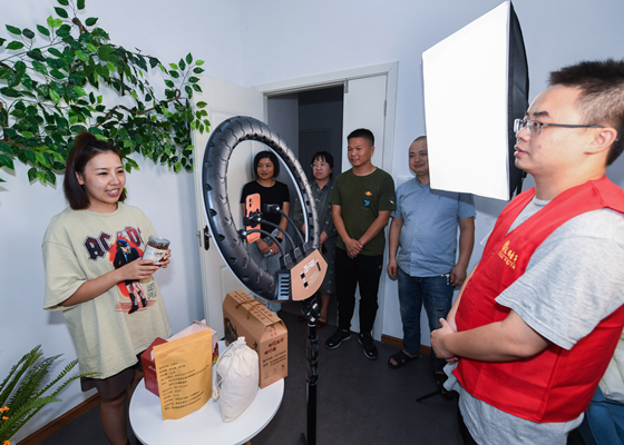 從&ldquo;路人甲&rdquo;到&ldquo;新網(wǎng)紅&rdquo;：小鎮(zhèn)青年網(wǎng)絡&ldquo;逆襲&rdquo;之路