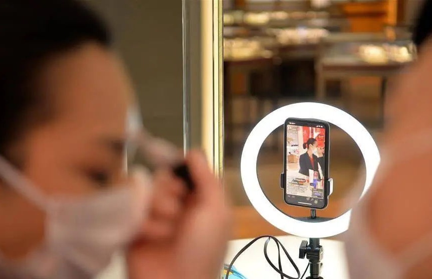 &ldquo;持證上崗&rdquo;新規(guī)落地 規(guī)范專業(yè)類網絡直播