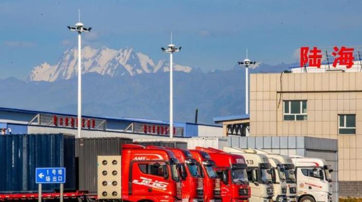 新疆：闊步邁向?qū)ν忾_(kāi)放前沿