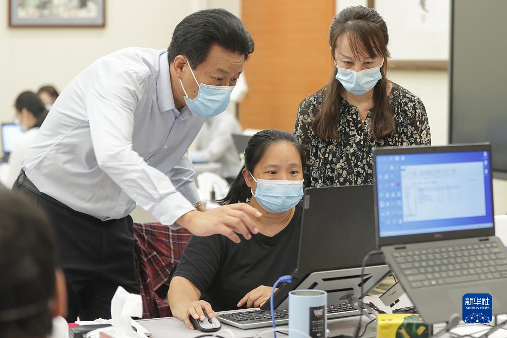 李群：與疫魔競(jìng)速的疾控&ldquo;急先鋒&rdquo;