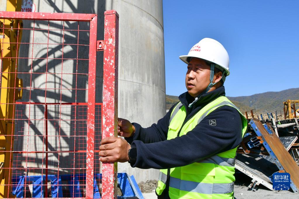 一線黨員以?shī)^斗書寫時(shí)代榮光