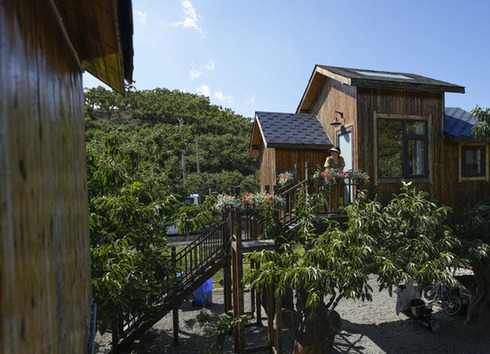 民宿走俏　&ldquo;照騙&rdquo;泛濫 民宿變&ldquo;民訴&rdquo;　原因?yàn)槟陌悖? /></a>
<p>民宿行業(yè)迎來接待熱潮，但也出現(xiàn)一些民宿商家借各種套路侵害消費(fèi)者權(quán)益的情況。</p>
<div   id=