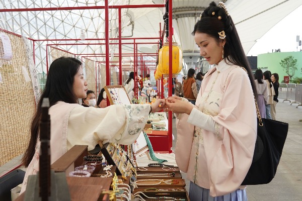 &ldquo;新中式&rdquo;服裝火到&ldquo;出圈&rdquo;，&ldquo;國潮&rdquo;如何變熱潮？