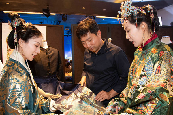 城市解碼｜以漢服&ldquo;破圈&rdquo;帶動經(jīng)濟(jì)&ldquo;擴(kuò)圈&rdquo;